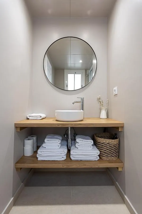 Apartment Walk To Las Ramblas Sun-Filled&Cozy Barcelona Spain