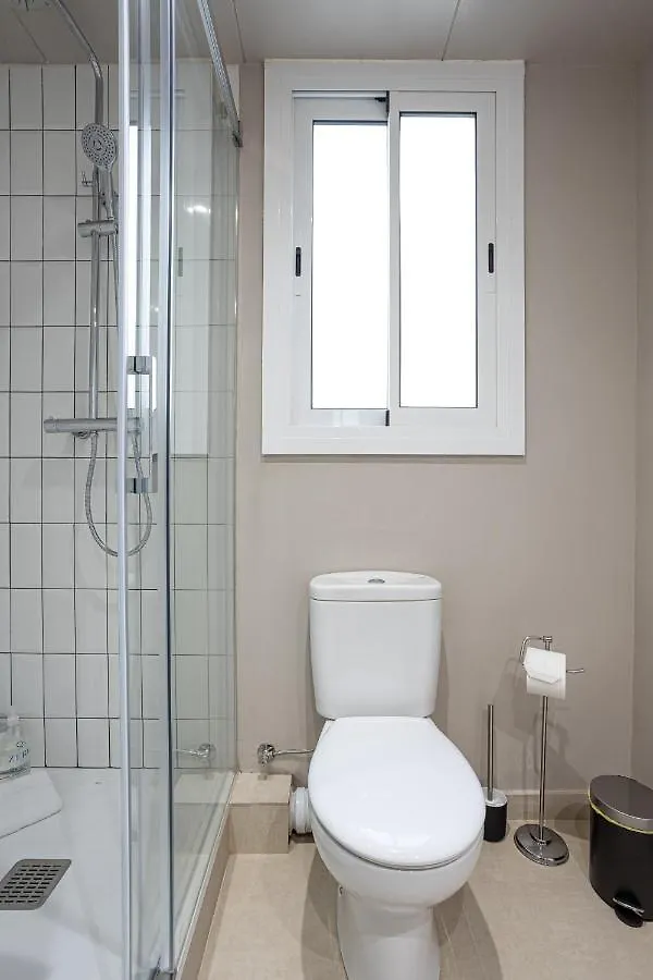 Walk To Las Ramblas Sun-Filled&Cozy Barcelona Apartment